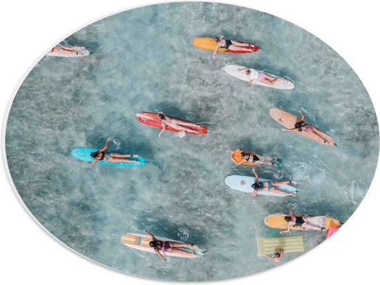 PVC Schuimplaat Ovaal - Bovenaanzicht van Groep Surfers op Verschillende Kleuren Planken - 40x30 cm Foto op Ovaal (Met Ophangsysteem)