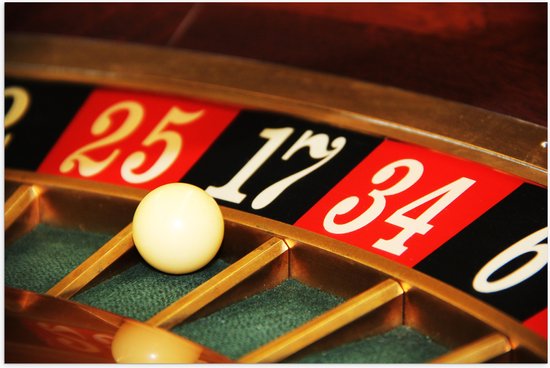 Poster (Mat) - Bal in Roulette Bord - 105x70 cm Foto op Posterpapier met een Matte look