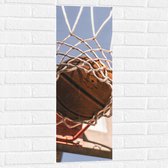 Muursticker - Basketbal in Basket - 30x90 cm Foto op Muursticker