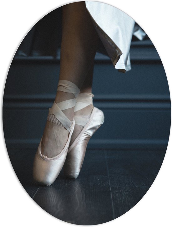 PVC Schuimplaat Ovaal - Ballerina aan het Dansen op Spitzen - 60x80 cm Foto op Ovaal (Met Ophangsysteem)