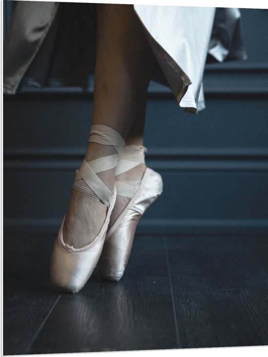 PVC Schuimplaat - Ballerina aan het Dansen op Spitzen - 75x100 cm Foto op PVC Schuimplaat (Met Ophangsysteem)