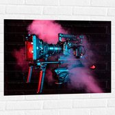 Muursticker - Professionele Fotocamra in de Rode Rook - 80x60 cm Foto op Muursticker