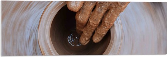 Acrylglas - Bovenaanzicht van Handen in Klei Tijdens Pottenbakken - 90x30 cm Foto op Acrylglas (Met Ophangsysteem)