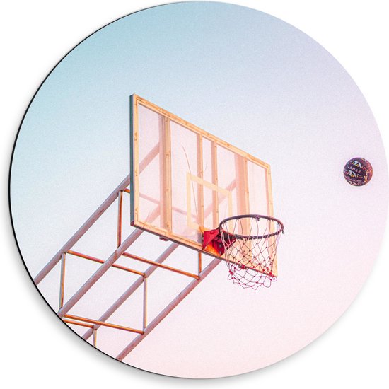 Dibond Muurcirkel - Bal Vallend in Basket onder Blauwe Lucht - 50x50 cm Foto op Aluminium Muurcirkel (met ophangsysteem)