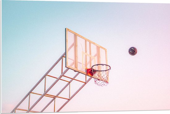 PVC Schuimplaat - Bal Vallend in Basket onder Blauwe Lucht - 90x60 cm Foto op PVC Schuimplaat (Met Ophangsysteem)