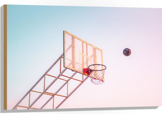 Hout - Bal Vallend in Basket onder Blauwe Lucht - 90x60 cm - 9 mm dik - Foto op Hout (Met Ophangsysteem)