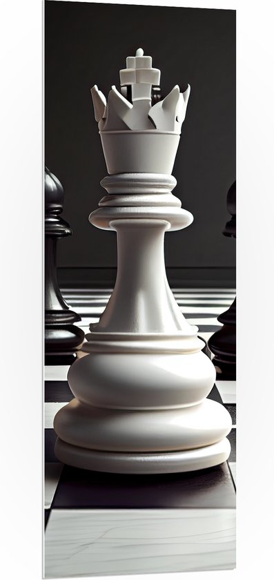 PVC Schuimplaat - Zwarte Schaakstukken om Witte Koning op Schaakbord (Zwart-wit) - 50x150 cm Foto op PVC Schuimplaat (Met Ophangsysteem)