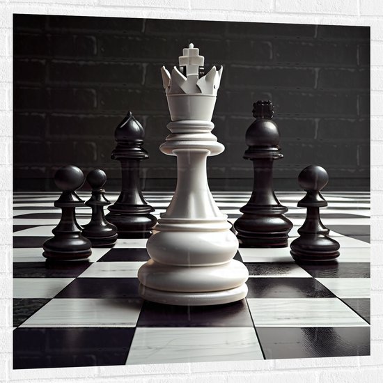 Muursticker - Zwarte Schaakstukken om Witte Koning op Schaakbord (Zwart-wit) - 100x100 cm Foto op Muursticker