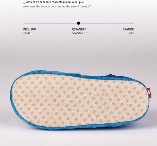 Blauwe sloffen met een beige antislipzool met bruine stippen.