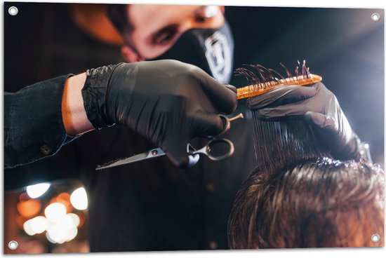 Tuinposter – Barbier aan het Werk in Salon - 90x60 cm Foto op Tuinposter (wanddecoratie voor buiten en binnen)