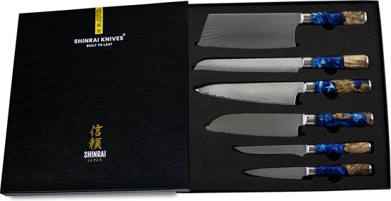 Een Shinrai messen set van zes stuks, in een luxe geschenkdoos, met damasten lemmet en blauw/houten handvatten.