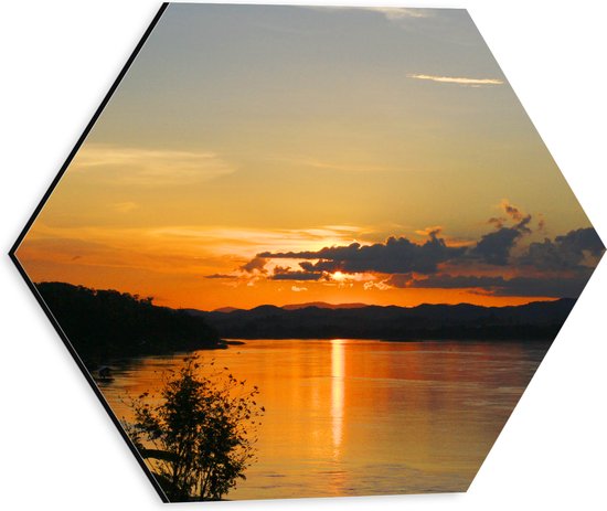 Dibond Hexagon - Silhouet van Bergen bij Zonsondergang achter Wolken - 30x26.1 cm Foto op Hexagon (Met Ophangsysteem)