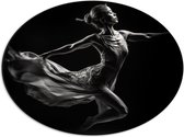 Dibond Ovaal - Ballerina Meisje aan het Dansen (Zwart-wit) - 56x42 cm Foto op Ovaal (Met Ophangsysteem)