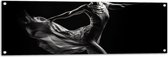 Tuinposter – Ballerina Meisje aan het Dansen (Zwart-wit) - 120x40 cm Foto op Tuinposter (wanddecoratie voor buiten en binnen)
