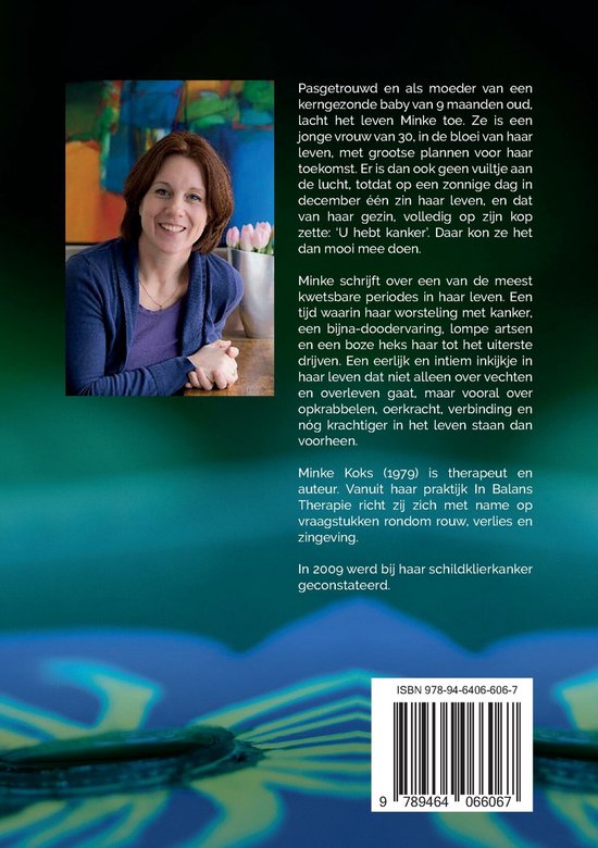 Een vrouw met bruin haar en een blauwe trui zit te glimlachen op een stoel. Achtergrond met blauw en groen. ISBN-nummer.