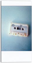 Dibond - Foto met Wit kader van Wit Cassettebandje - 50x100 cm Foto op Aluminium (Met Ophangsysteem)