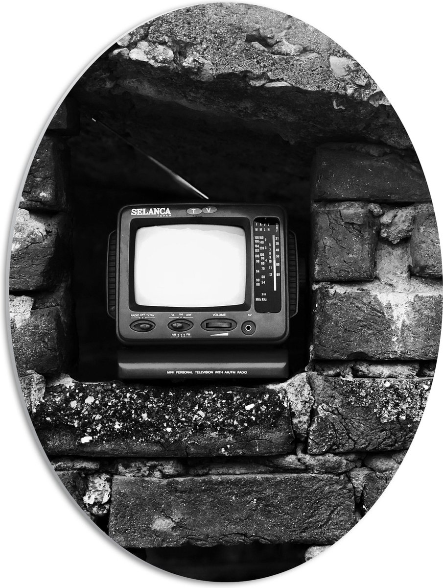PVC Schuimplaat Ovaal - Ouderwetse Televisie in de Muur (Zwart-wit) - 42x56 cm Foto op Ovaal (Met Ophangsysteem)