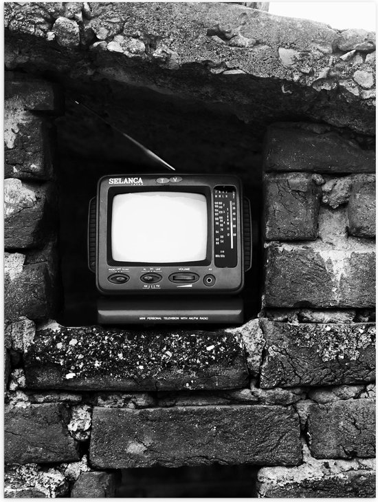 Poster (Mat) - Ouderwetse Televisie in de Muur (Zwart-wit) - 30x40 cm Foto op Posterpapier met een Matte look