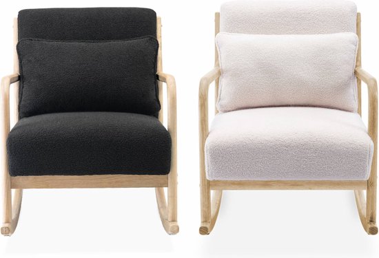 Twee schommelstoelen naast elkaar, één met een zwarte bouclé zitting en één met een crème bouclé zitting, beide met een houten frame.