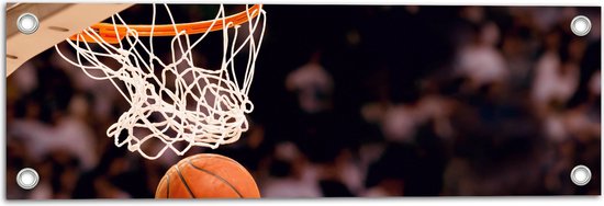 Tuinposter – Basketbal door Basket in Vol Stadion - 60x20 cm Foto op Tuinposter (wanddecoratie voor buiten en binnen)