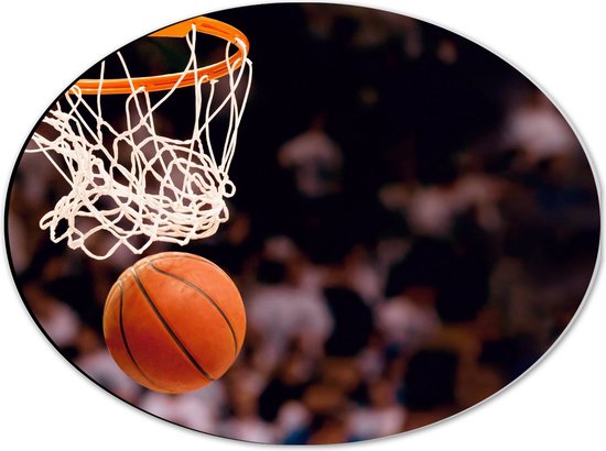 Dibond Ovaal - Basketbal door Basket in Vol Stadion - 40x30 cm Foto op Ovaal (Met Ophangsysteem)