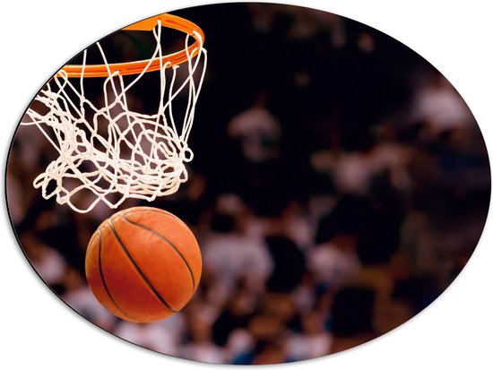 Dibond Ovaal - Basketbal door Basket in Vol Stadion - 68x51 cm Foto op Ovaal (Met Ophangsysteem)