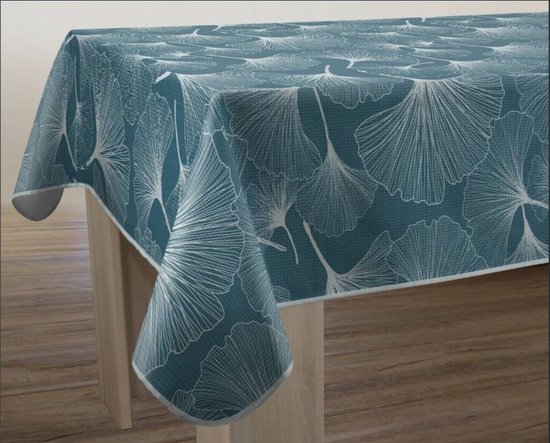 Nappe bleue avec un motif de feuilles de ginkgo blanches, petits pois en arrière-plan.