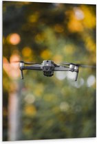 Dibond - Close-up van Grijze Vliegende Drone - 80x120 cm Foto op Aluminium (Wanddecoratie van metaal)