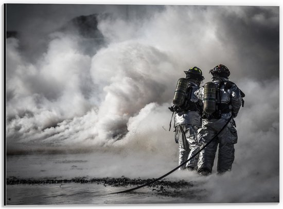 Dibond - Brandweermannen in Actie bij Brand (Zwart-wit) - 40x30 cm Foto op Aluminium (Met Ophangsysteem)