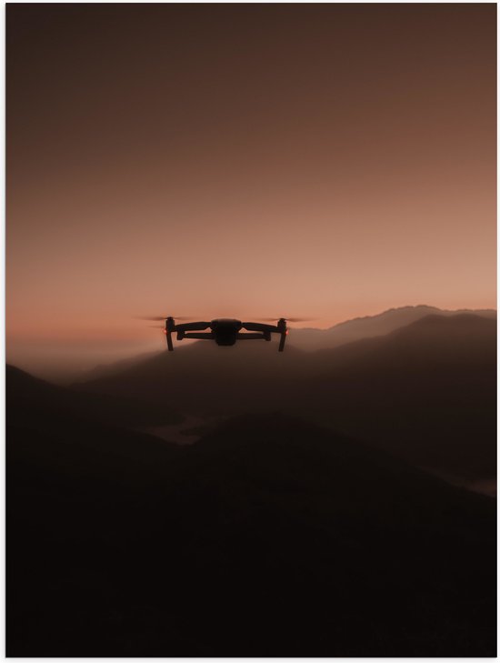 Poster (Mat) - Silhouet van Drone Vliegend door de Bergen - 30x40 cm Foto op Posterpapier met een Matte look