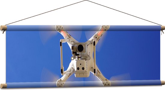 Textielposter - Onderaanzicht van Vliegende Drone onder Blauwe Lucht - 90x30 cm Foto op Textiel