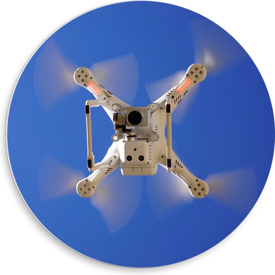 PVC Schuimplaat Muurcirkel - Onderaanzicht van Vliegende Drone onder Blauwe Lucht - 50x50 cm Foto op Muurcirkel (met ophangsysteem)