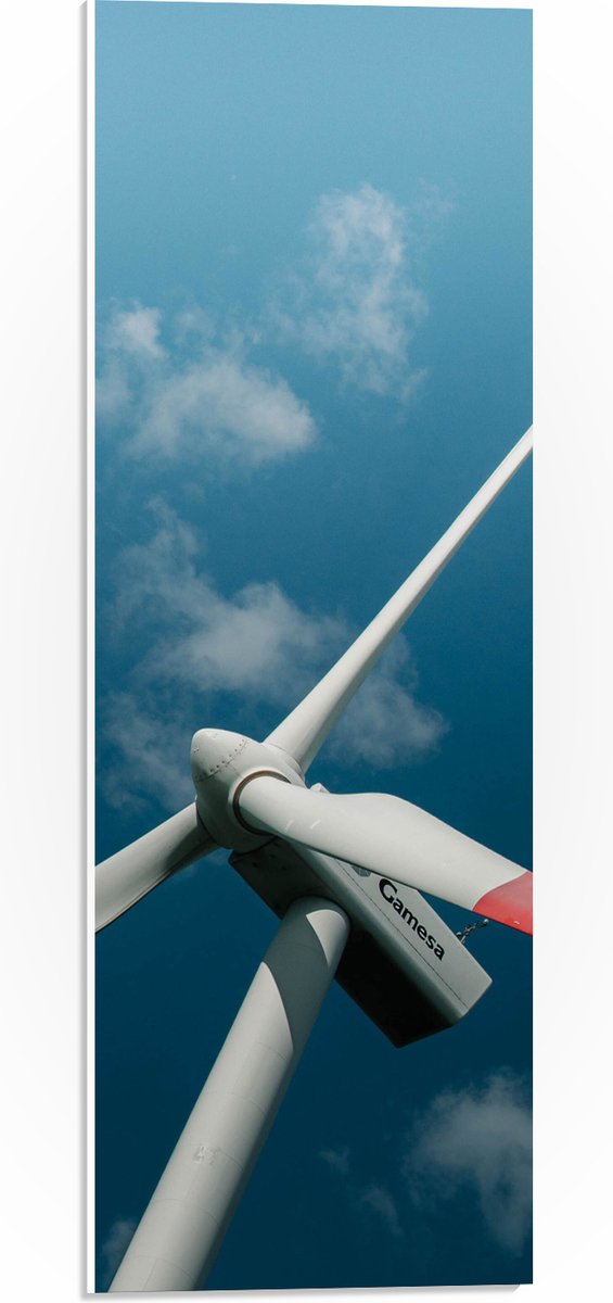 PVC Schuimplaat - Close-up van Windmolen onder Sluierbewolkingc - 20x60 cm Foto op PVC Schuimplaat (Met Ophangsysteem)