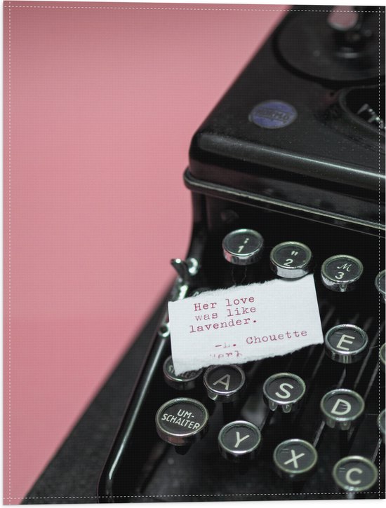 Vlag - Quote op Wit Papier Liggend op Zwarte Vintage Typemachine op Roze Achtergrond - 30x40 cm Foto op Polyester Vlag