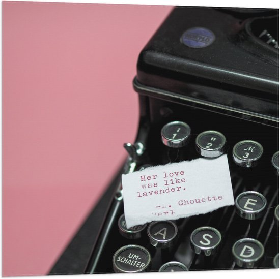 Vlag - Quote op Wit Papier Liggend op Zwarte Vintage Typemachine op Roze Achtergrond - 80x80 cm Foto op Polyester Vlag