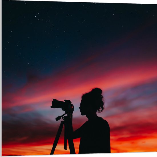 PVC Schuimplaat - Silhouet van Vrouw achter Camera bij Zonsondergang - 80x80 cm Foto op PVC Schuimplaat (Met Ophangsysteem)