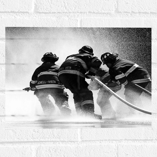 Muursticker - Brandweermannen in Actie met Brandweerslang (Zwart-wit) - 40x30 cm Foto op Muursticker