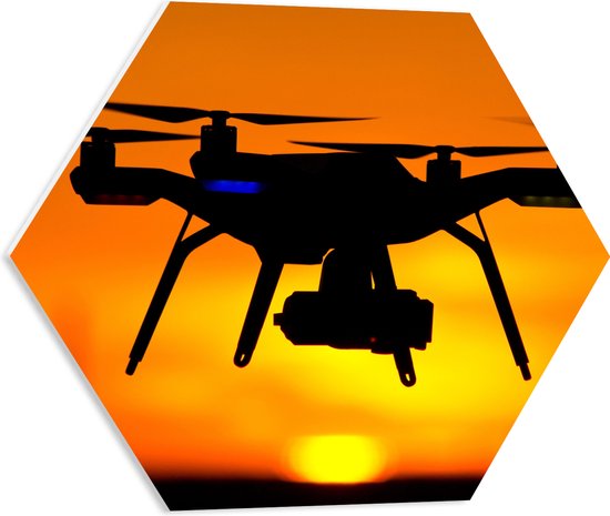 PVC Schuimplaat Hexagon - Silhouette van Drone bij Zonsondergang - 50x43.5 cm Foto op Hexagon (Met Ophangsysteem)
