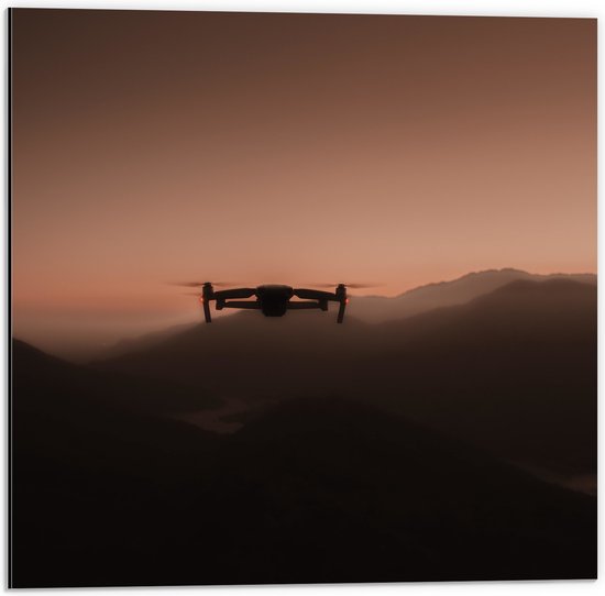 Dibond - Silhouet van Drone Vliegend door de Bergen - 50x50 cm Foto op Aluminium (Wanddecoratie van metaal)