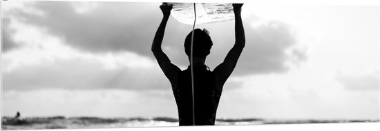 Acrylglas - Achteraanzicht van Persoon met Surfplank boven het Hoofd (Zwart-wit) - 150x50 cm Foto op Acrylglas (Met Ophangsysteem)