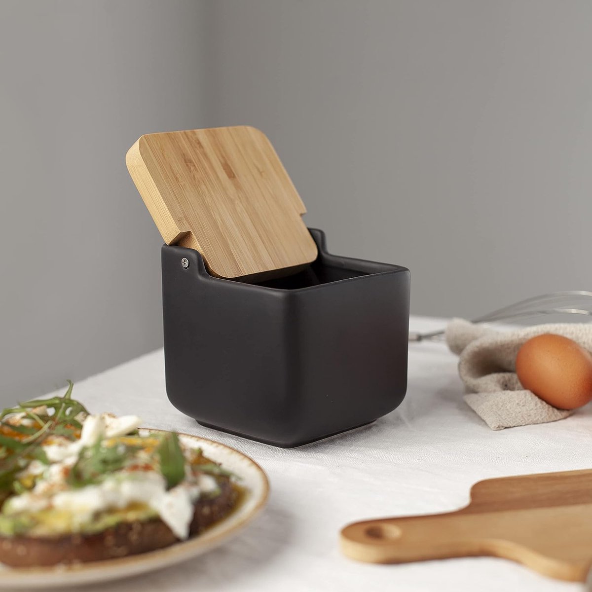 Vintage Zoutpot Keramiek met Houten Deksel - Handgeschilderd - Antiek | Woonaccessoires Vintage Zoutpot Keramiek met Houten Deksel - Handgeschilderd - Antiek | Woonaccessoires