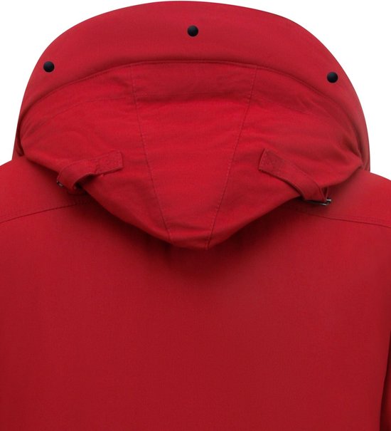 Sluiting van de capuchon van een rode parka met verstelbare bandjes.