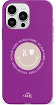 xoxo Wildhearts No Bad Vibes Purple - Double Layer - Hard case hoesje geschikt voor iPhone 14 Pro hoesje - Hoesje met smiley / emoji - Beschermhoes geschikt voor iPhone 14 Pro case met print - paars