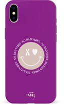 xoxo Wildhearts No Bad Vibes Purple - Single Layer - Hard case hoesje geschikt voor iPhone X / Xs hoesje - Hoesje met smiley / emoji - Beschermhoes geschikt voor iPhone X / Xs case met print - paars