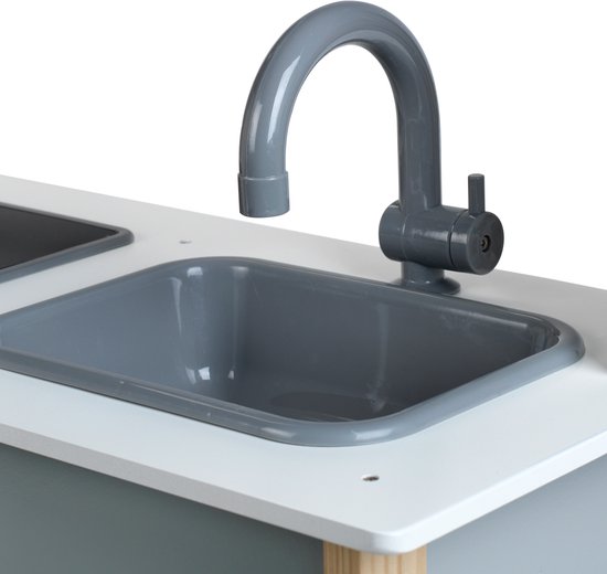 Grijze spoelbak en kraan op een houten speelkeuken.