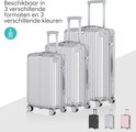 Drie zilveren koffers van verschillende formaten. Ook beschikbaar in zwart en rosé.
