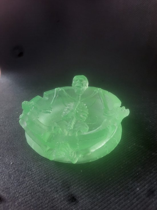 starwolf, halloween, cendrier avec squelette couché, brille dans le jaune foncé