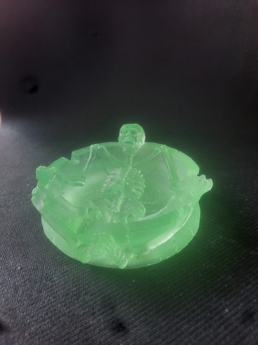 starwolf, halloween, asbak met liggend geraamte, glow in the dark yellow