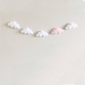 By Maes - Vlaggenlijn wolkjes - Slinger wolkjes - Wit - Roze - wolkjes - Vilt - Babykamer decoratie - Kinder decoratie - Wanddecoratie - Accessoire