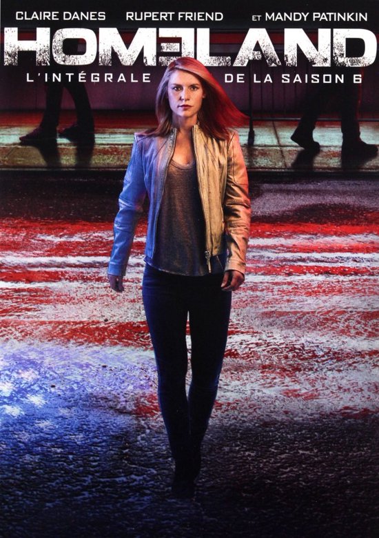 Claire Danes loopt voorwaarts in een glimmende zilveren jas, een grijs shirt en een zwarte broek, met de tekst 'HOMELAND L'INTÉGRALE DE LA SAISON 6' erboven.